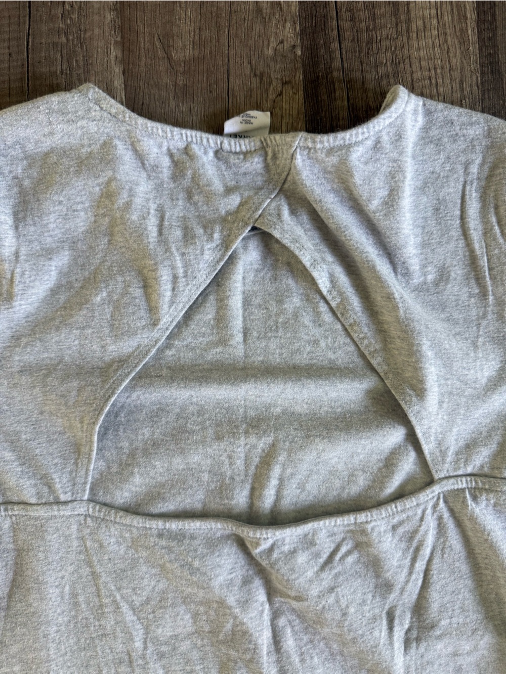 Melrose & Market Top Gray Short Sleeve Top Cut Out Back Size Large - Picture 7 of 8
